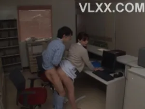 Cho cậu con trai thèm địt của bạn thân xuất tinh đầy vào lỗ lồn của mình