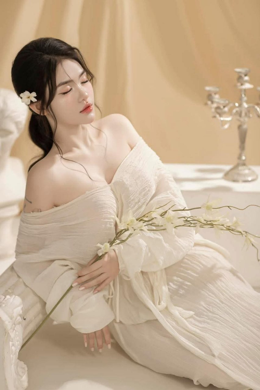 ChicasLoca - Cô gái tóc nâu ngực bự gốc Tây Ban Nha quan hệ với một con cặc khổng lồ ngoài trời